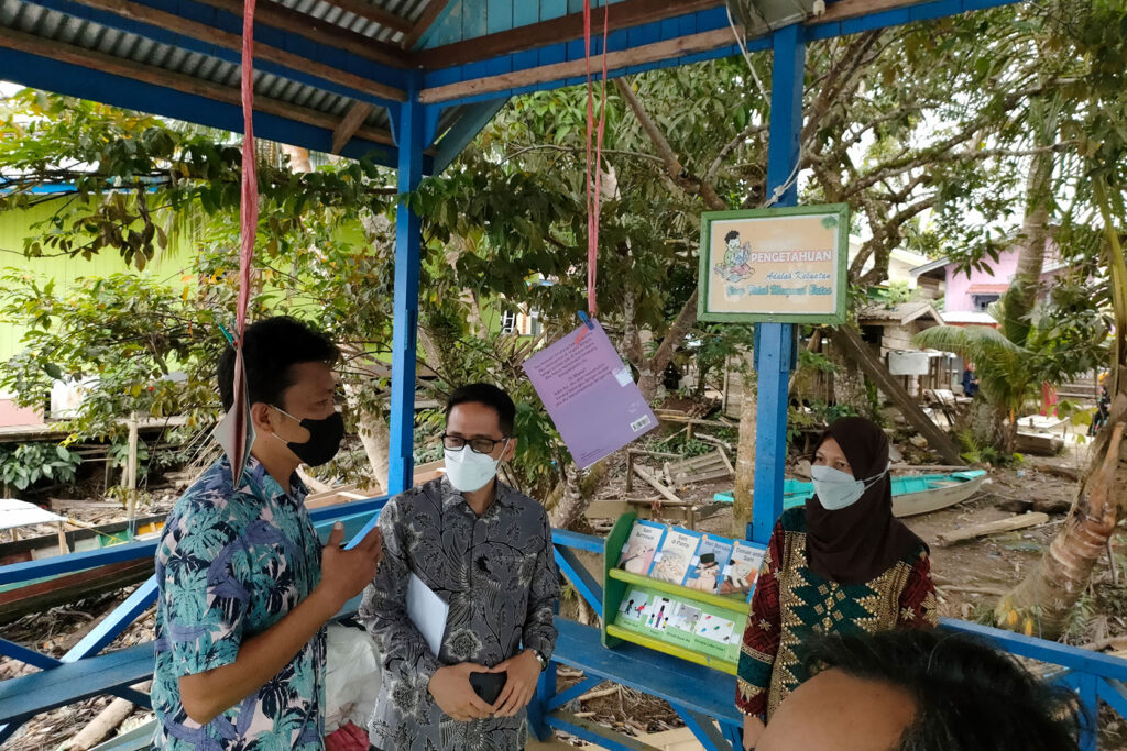 Anindito Aditomo discusses with students, teachers and the principal of SMP Dian Didaktika in Depok, West Java, 28 November 2024. Engagements with schools are part of his regular agenda to monitor and evaluate the implementation of the Merdeka Curriculum.