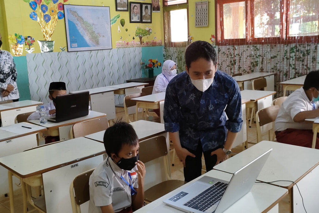 Anindito Aditomo discusses with students, teachers and the principal of SMP Dian Didaktika in Depok, West Java, 28 November 2024. Engagements with schools are part of his regular agenda to monitor and evaluate the implementation of the Merdeka Curriculum.